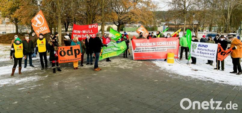 Rund 50 Demonstranten folgten dem Aufruf mehrerer Initiativen, Parteien und Verbände zum Protest anlässlich der ZMS-Sitzung in der Oberpfalzhalle. Bild: Hösamer
