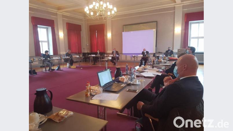 Im vorgeschriebenen Corona-Abstand kam der Bezirksausschuss des Oberpfälzer Bezirkstags im Alten Festsaal der Bezirksverwaltung in Regensburg zusammen. Bild: gib