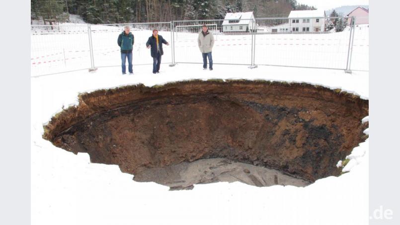 Ein großes Loch tat sich am Fußballplatz am Bergwerk auf. Bauamtsleiter Dieter Döppl (rechts) war der erste, dem es auffiel. Mit auf dem Bild (von links) der damalige Technische Angestellte Hans Gürtler und frühere Bürgermeister Hans Donko. Archivbild: njn