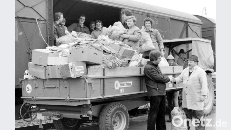 Ehrenvorsitzender Adolf Wisgickl (rechts mit Ex-Kaplan Berthold Helgert, links) war 41 Jahre lang Initiator und unermüdlicher Motor der Altkleider- und Altpapiersammlung und Betreuer der Sammelstelle. Bild: u