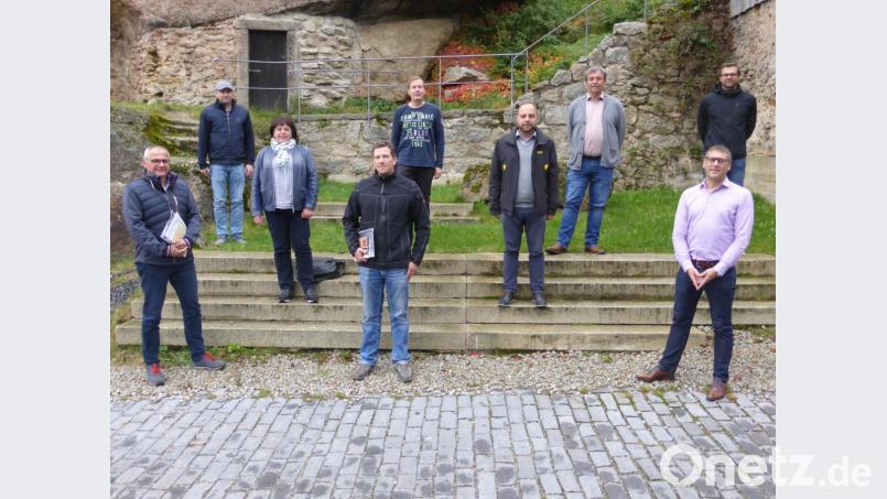 Erik Bergner von der ALE (rechts) informierte die Pullenreuther Gemeinderäte um Bürgermeister Hubert Kraus (links) über Themen zur Gemeindeentwicklung. Bild: Alexander Hecht/exb