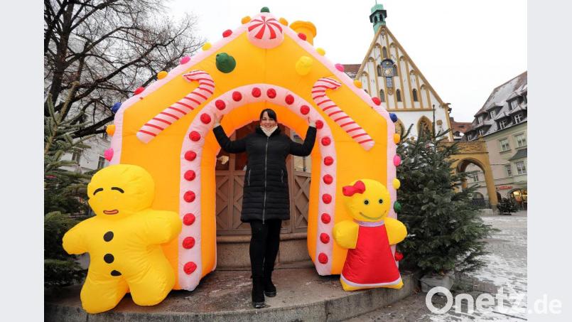 Zorka Dotto vom Stadtmarketing hat das neue Lebkuchenhaus schon mal aufgeblasen. Es bleibt bis zum Tag vor Heiligabend auf dem Marktplatz stehen, wird aber jeden Tag aus Sicherheitsgründen wieder ab- und aufgebaut. Bild: Wolfgang Steinbacher