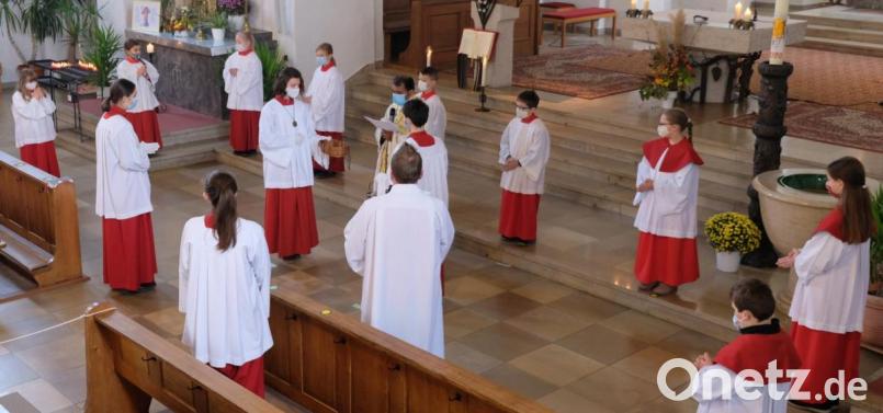 Alina, Lucie, Magdalena, Elena, Luca, Felix, Franziska, Alina und Tomas treten gemeinsam ihren Dienst in der Pfarrkirche an. Bild: mab