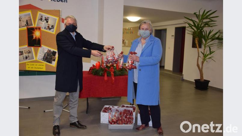 Geschäftsführer Michael Steiner (links) übergibt die Nikolauspäckchen coronakonform an Rektorin Carina Hartwig (rechts) - mit Abstand und Maske, die zu tragen im gesamten Schulgebäude Pflicht ist. Bild: fla