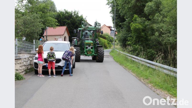 Dass Kinder auf einer auch von großen landwirtschaftlichen Fahrzeugen häufig genutzten Straße ohne Gehweg unterwegs sein müssen, war einer der Gründe für den Antrag der CSU. Im Hintergrund die Regnkapelle an der Kreuzung der Straßen &quot;Am Flembach&quot; (vorne) und &quot;Kammerberg&quot;. Archivbild: jma