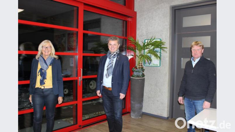 Schulleiterin Irene Träxler gratulierte Bürgermeister Martin Birner (Mitte) als bestätigten Vorsitzenden des Schulverbandes Neunburg sowie Bürgermeister Markus Schiesl (rechts) zur Wahl als Stellvertreter. Bild: pko