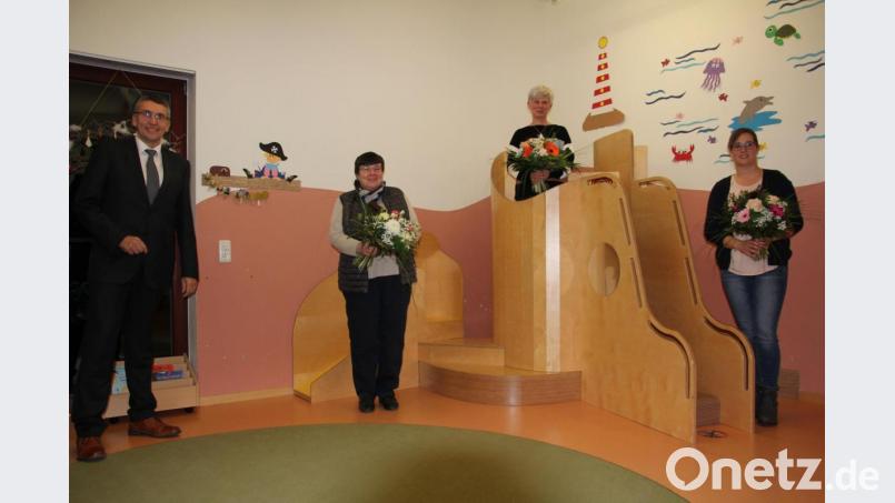 39 Jahre leitetet Irida Haberkorn (2. von links) das Kinderhaus &quot;Dorfpiraten&quot; in Großkonreuth. Nun musste sie gesundheitsbedingt kürzer treten. Ihre Nachfolgerin ist Ilona Kilian (2. von rechts), neue stellvertretende Leiterin ist Christina Lippert-Kirschbaum (rechts). Bürgermeister Franz Schöner dankte Irida Haberkorn für ihre Arbeit und beglückwünschte die &quot;Neuen&quot; jeweils mit einem Blumenmstrauß. Bild: kro