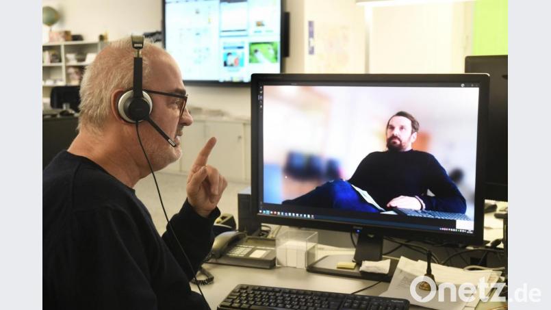 Zu besprechen gibt es in einer Zeitungsredaktion ständig etwas. In Corona-Zeiten läuft das via Video-Chat, wie hier bei den Chefs der Zentralredaktion Frank Werner (links) und Wolfgang Würth. Bild: Gabi Schönberger