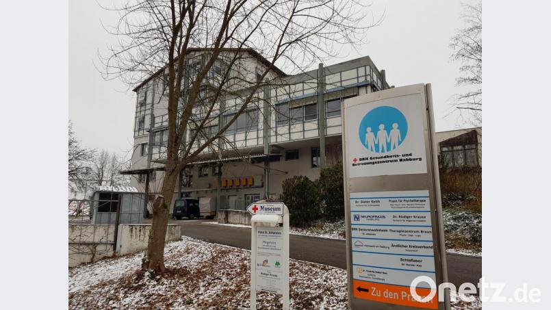 Noch deutet am BRK-Gesundheitshaus in Nabburg nichts drauf hin, dass hier schon in weniger als zwei Wochen die B-A-D-Gruppe das Corona-Impfzentrum des Landkreises betreiben wird. Doch im Hintergrund laufen die Vorbereitungen auf Hochtouren – wenn auch mit vielen Unwägbarkeiten. Bild: Tobias Gräf