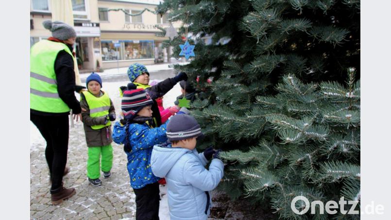 Im unteren Bereich des Christbaums brachten die Kinder ihre bunt bemalten Tonsterne selbst an. Bild: frd