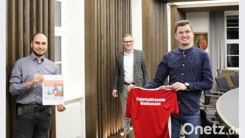 Manuel Ernst, Schirmherr Bürgermeister Bernd Sommer und Max Siller (von links) bei der Präsentation des Benefizlaufs im Rathaussaal. Bild: Federballfreunde Waldsassen/exb