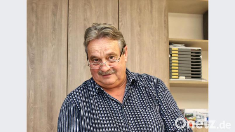 Der &quot;Entdecker&quot; des Schachteinsturzes, Bauamtsleiter Dieter Döppl. Ihn ließ der Krater bis zum Ende der Sanierung beruflich nicht mehr los. Ein übervoller Aktenordner erinnert heute noch daran. Bild: njn