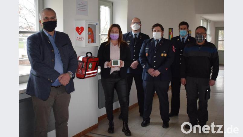 Stadt und Feuerwehr Pfreimd haben die Landgraf-Ulrich-Schule mit einem Defibrillator und Kohlendioxid-Messgeräte ausgestattet. Schulleiterin Silke Schmid (Zweite von links) bedankte sich dafür bei Bürgermeister Richard Tischler (links) und den Führungskräften der Feuerwehr. Bild: bnr