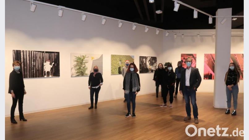 Der Kurs Gestalten an der FOS/BOS zeichnet für die Fotoausstellung im NOC zuständig. Bild: uz