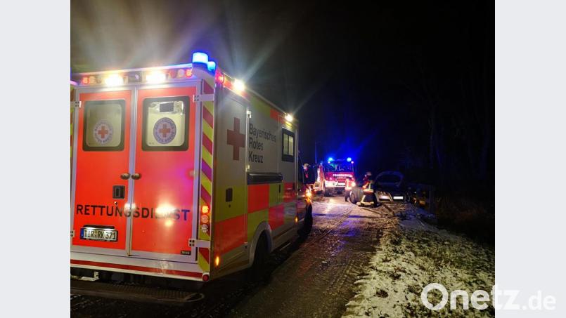 Auf glatter Fahrbahn kam die Fahrerin nach links von der Fahrbahn ab. Das Brückengeländer brachte das Auto vor dem Bach zum Stillstand. Der Rettungswagen brachte die Frau ins Klinikum. Bild: mde