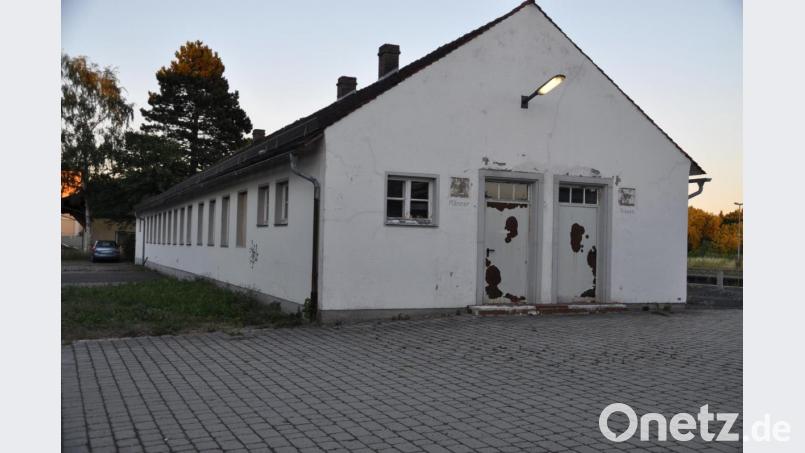 Das alte Toiletten- und Lagergebäudebei muss für den Busbahnhof weichen. Bild: ak