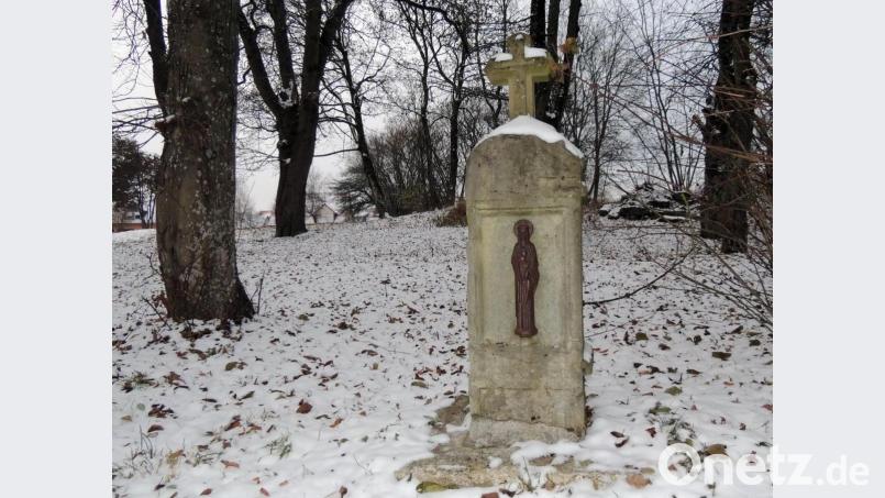 Zwischen Linden und Kastanien steht auf dem Netzaberg das Barbara-Marterl. Im Hintergrund sind noch die Mauerreste des Gasthauses „Zur Schönen Aussicht“ zu erkennen. Bild: mor