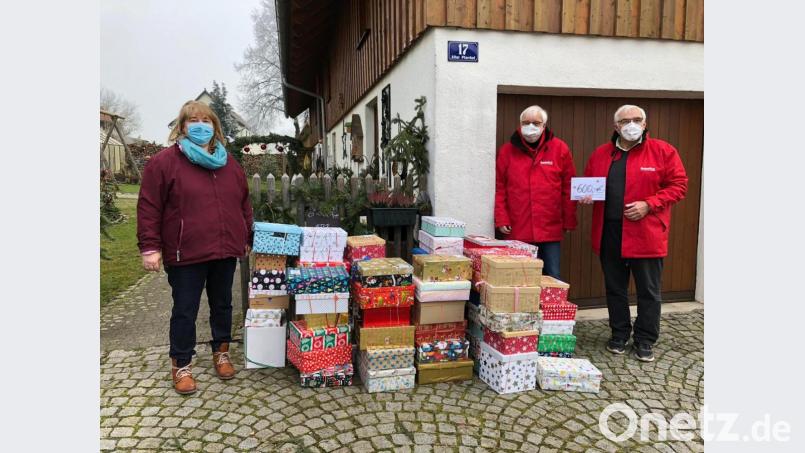 Die beiden Lkw-Fahrer (rechts) der Organisation Humedica waren schon eine Woche unterwegs, um Päckchen an den verschiedenen Sammelstellen abzuholen. Von der Katholischen Landvolkbewegung Wernersreuth erwartete sie bereits Vorsitzende Brigitte Meyer (links). Bild: Michael Meyer/exb