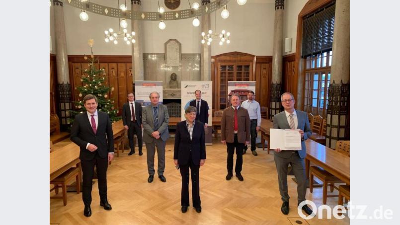 Bei der Übergabe der Förderurkunde waren dabei: (von links) Bürgermeister Nicolas Lahovnik, SWW-Geschäftsführer Marco Krasser, Professor Dieter Brüggemann, Regierungspräsidentin Heidrun Piwernetz, Dr. Thilo Rießner, Bezirkstagspräsident Henry Schramm, Dr. Florian Heberle und der Präsident der Uni Bayreuth, Professor Stefan Leible. Bild: fph