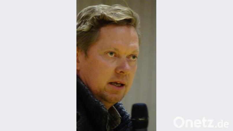 Unternehmer Bernd Godelmann beantwortete Fragen zu der von ihm geplanten Gastankstelle bei Högling und ließ dabei anklingen. dass man mit ihm auch außerhalb von Sitzungen über vieles reden könne. Bild: Houschka
