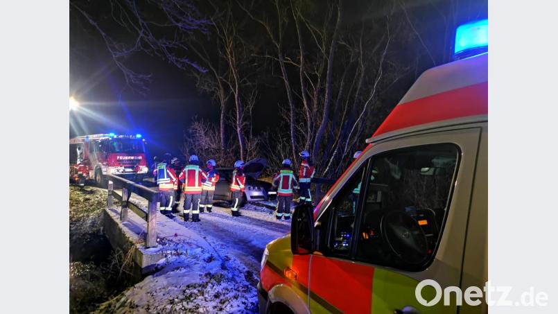 Die winterlichen Straßenverhältnisse sorgten am Mittwochabend für einen Verkehrsunfall auf der Ortsverbindungsstraße zwischen Kulmain und Kemnath. Bild: mde