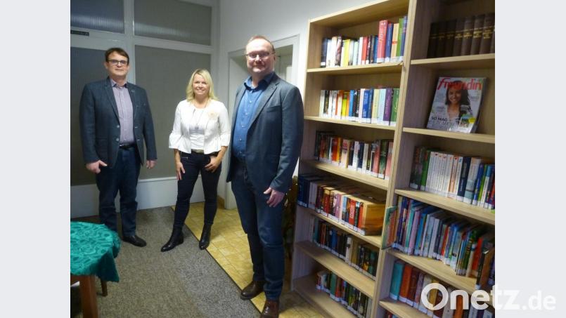 Rund 300 gespendete Bücher und auch Zeitschriften stehen im Rathaus-Nebeneingang zur kostenlosen Ausleihe bereit. Initiatorin ist Christine Wiesneth, der Bürgermeister Uwe König (rechts) ebenso wie Amtsrat Max Heindl (links) großes Lob ausspricht. Bild: bk
