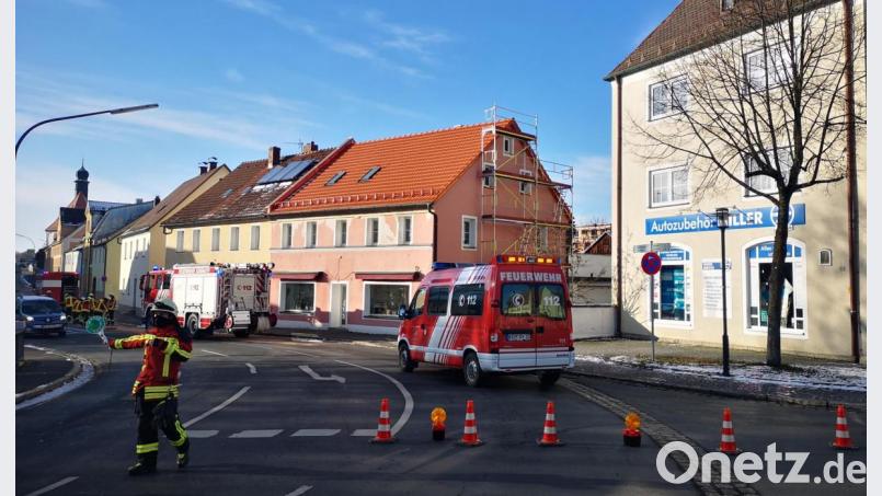 Während der Reinigung der Fahrbahn konnte der Verkehrsfluss in der Bayreuther Straße aufrecht erhalten werden. Lediglich einzelne Verkehrsteilnehmer, die verkehrstechnische Einrichtungen als auch die Weisungen der Einsatzkräfte nicht beachten wollten, sorgten für Behinderungen. Bild: mde