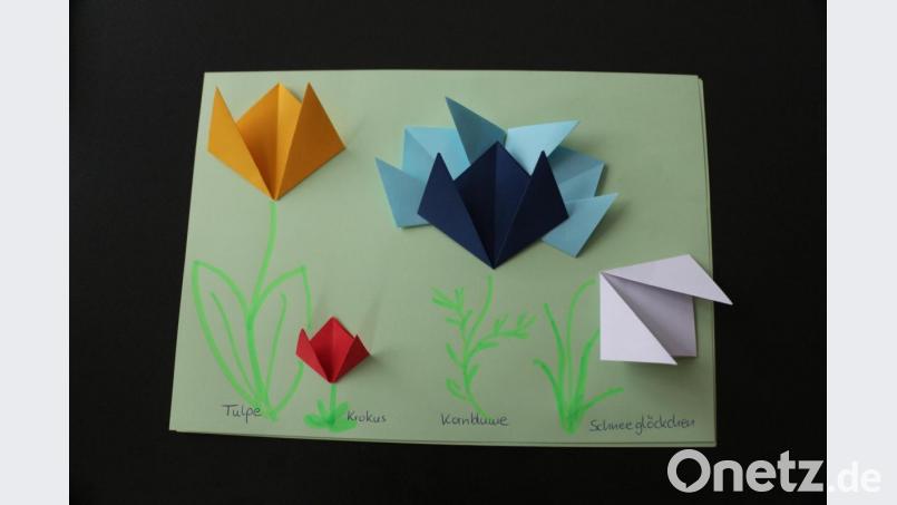 Mit Kindern lassen sich die gefalteten Ornamente auch gut als Blumen für ein Wandbild oder als Fensterdekoration nutzen: (von links) Tulpe, Krokus, Kornblume, Schneeglöckchen. Bild: rpp
