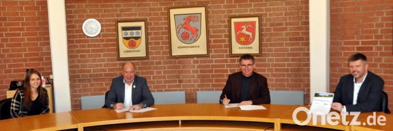 Der Kümmersbrucker Bürgermeister Roland Strehl (Zweiter von links) unterzeichnet mit Geschäftsführer Stephan Prechtl (Zweiter von rechts) von der Stadtwerke Amberg Versorgungs GmbH den Ökostromliefervertrag. Für den Stromeinkauf sorgen Thomas Reiß (rechts) als Leiter Energiehandel &amp; Vertrieb der Stadtwerke Amberg Versorgungs GmbH und für die Gemeinde Kümmersbruck vom Team Liegenschaften Lisa Hirsch (links). Bild: Karoline Gajeck-Scheuck