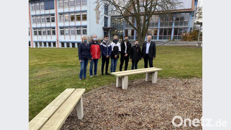 Erste Besucher auf dem neuen Platz der Kunst (von links): Konrektorin Stefanie Löffler, Martin Gimpl (Kolping) sowie (rechts) Rektor Udo Leitz. Bild: Dreifaltigkeits-Mittelschule/exb