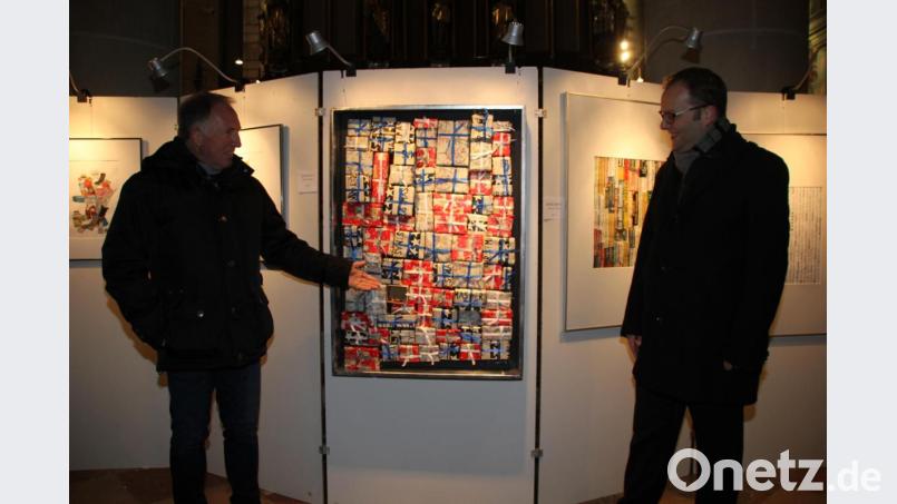 Die Ausstellung „Vorfreude“ wurde wegen der Corona-Vorschriften nur inoffiziell von Künstler Gerd Seidel (links) und Stadtpfarrer Thomas Helm in der Apsis der Basilika St. Martin Amberg eröffnet. Bild: ads