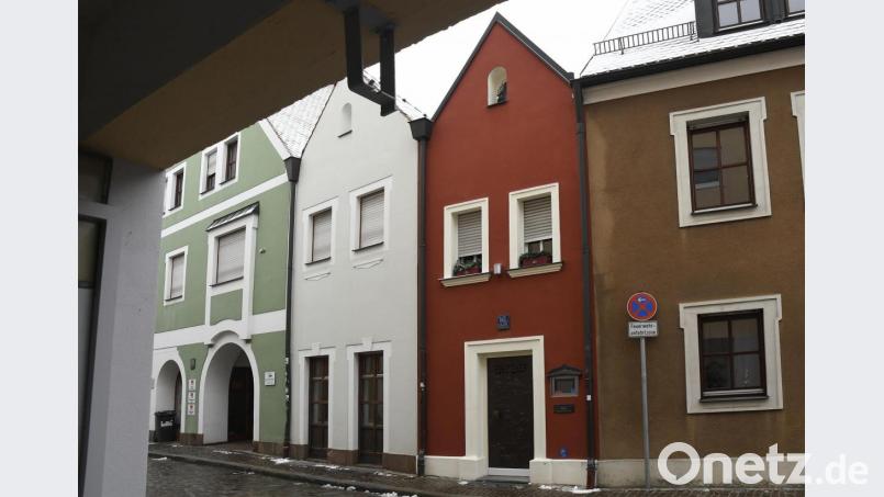Ein Winzling in Weinrot: Gerade mal 2,50 Meter breit ist das Eh’häusl in der Seminargasse in Amberg. Bild: Petra Hartl