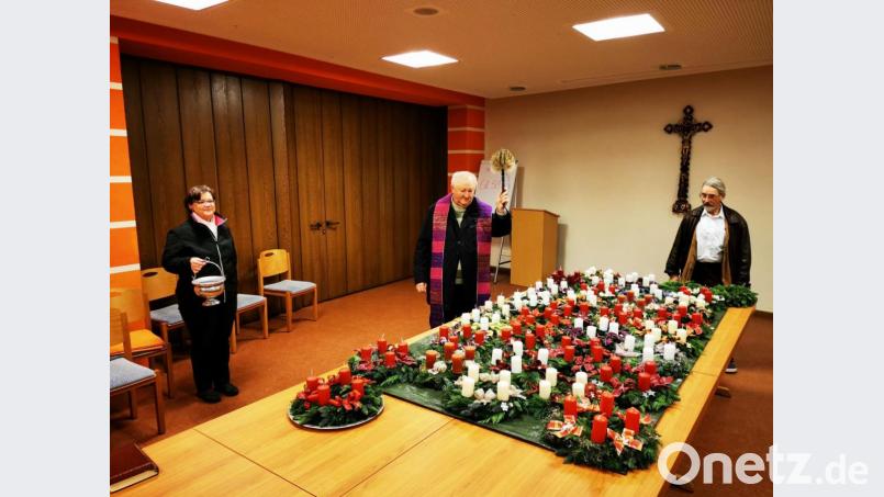 Pfarrer Erwin Bauer segnet im Beisein von Agnes und Gregor Härtl die Adventkränze. Bild: gz
