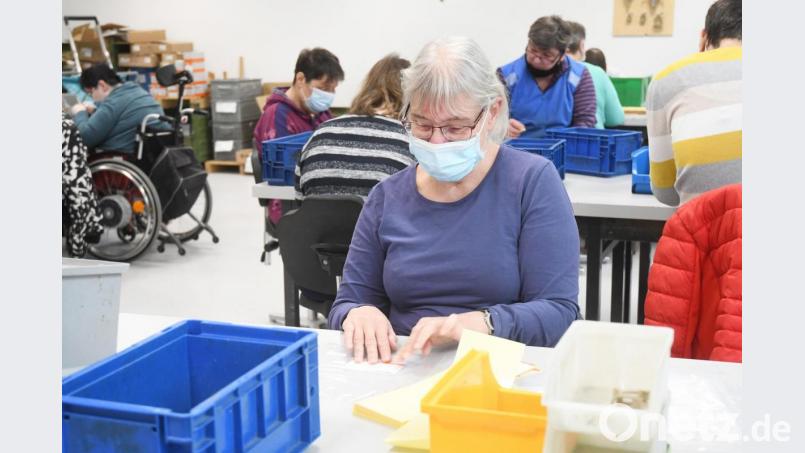 Die Beschäftigten in der HPZ-Werkstatt in Irchenrieth können dank eines ausgeklügelten Hygienekonzepts weiterarbeiten. Bild: Gabi Schönberger