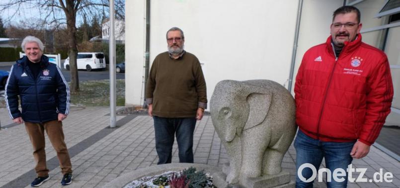 Bayern-Fanclub- Präsident Gerhard Stadler (links) und Kassier Josef Haberkorn (rechts) überreichen Schulleiter Gerhard Steiner die Spende von 2000 Euro. Bild: le