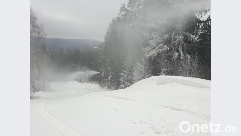 Den alpinen Skisportlern juckt es gewaltig unter der Stiefelsohle. Aber die Coronapandemie macht es auch am Ochsenkopf spannend, ob heuer überhaupt noch was geht. In Mehlmeisel selbst wird weiter beschneit, solange die Temperaturen passen. Könnte ja sein, dass sich politisch rasch etwas ändert, sagt Verwaltungsleiter Lothar Huber. Bild: Landratsamt Bayreuth/exb