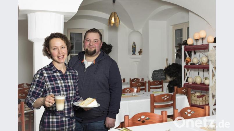 Die Heimatunternehmer Kerstin und Matthias Frank in ihrem Hofcafé. Die Remise des früheren Klosterguts Mitterhof soll mit Unterstützung der Städtebauförderung saniert werden. Bild: awo