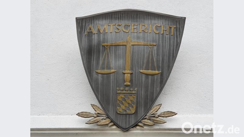 Das Schild über dem Eingang des Schwandorfer Amtsgerichts. Bild: Hösamer