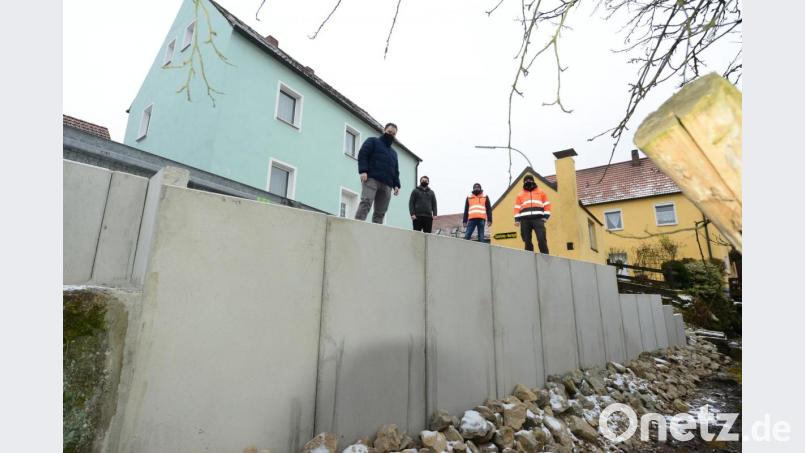 Die Sanierung der Ringstraße war nur in Verbindung mit der Errichtung einer neuen Böschung zum Mühlbach zu bewältigen. Über die erfolgreiche abgeschlossene Maßnahme freuten sich Bürgermeister Sebastian Hartl, Geschäftsleiter Michael Gräf, Michael Kraus, Firma Georg Kraus, Mantel und Bauhofleiter Stephan Glossner. (von links). Bild: bey