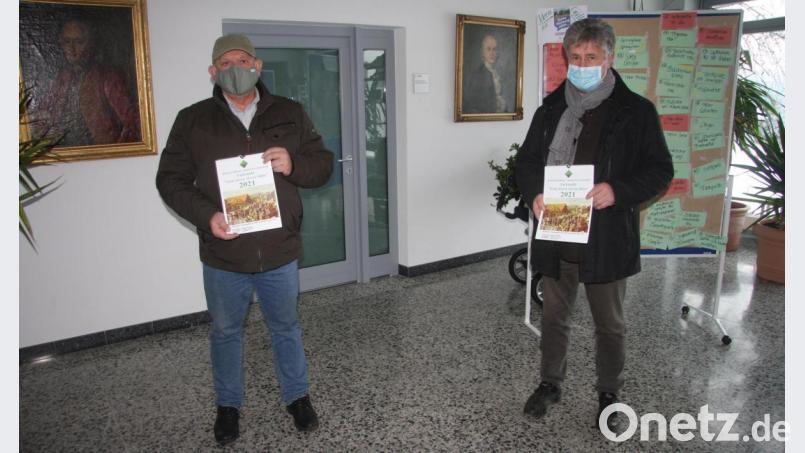 Das erste Exemplar des neuen Heimatkalenders &quot;Feste feiern, wie sie fallen&quot; überreichte Erich Schraml (links) an Bürgermeister Wolfgang Braun. Bild: wro