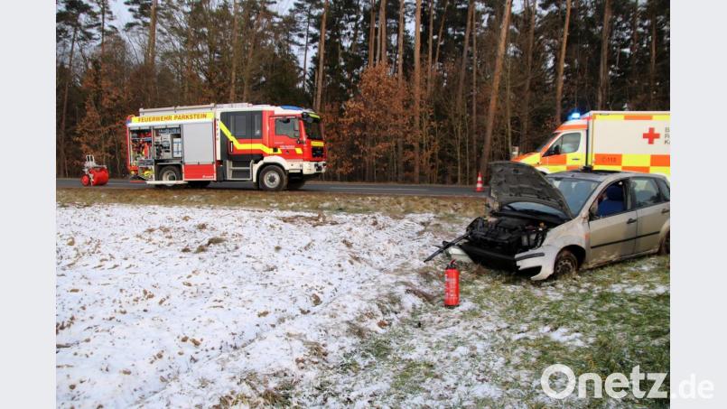 Rettungskräfte an der Unfallstelle, davor der völlig beschädigte Ford der jungen Fahrerin aus dem Landkreis Neustadt/WN. Bild: jma