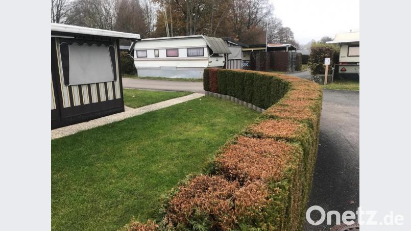 Zu enge Zufahrten für Rettungsfahrzeuge sind einer der Gründe, die zur Schließung des Campingplatzes in Perschen führen. Einige Platzmieter haben dazu mit der Gestaltung der Flächen selbst beigetragen. Bild: Wilhelm Amann