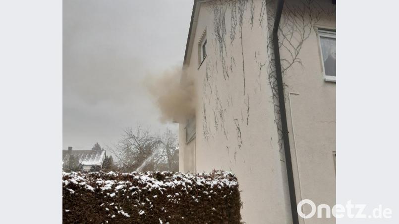 Dichter Qualm dringt aus dem Zimmerfenster im 1. Stock eines Anwesens in Ranna. Bild: Roland Löb