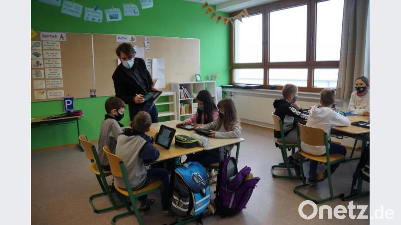 Kaum waren die gelieferten I-Pads in die Hüllen gesteckt, legten die Viertklässler unter Anleitung von Lehrer Peter Grosser los. Bild: wel