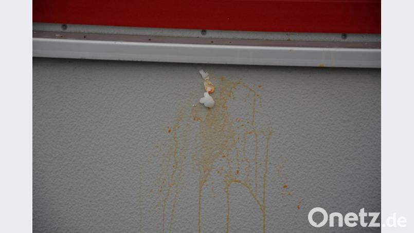 Eierschalen kleben an der Giebelwand des Feuerwehrhauses in Groschlattengrün. Bild: jr