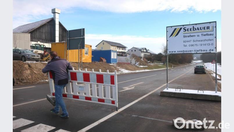 Das Straßenstück zwischen Kemnath und Sonnenried ist wieder für den Verkehr freigegeben. Die Bauarbeiter beseitigten am Freitag die Absperrungen. Bild: rhi