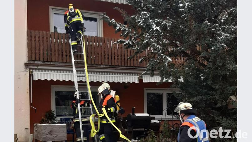 Über eine Leiter verschafften sich die Atemschutzträger der Feuerwehr einen Zugang zum Anwesen. Bild: Roland Löb