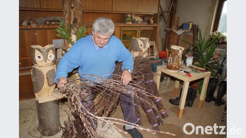 Auch wenn der &quot;Advent im Wald&quot; abgesagt ist, legen die Helfer und Unterstützer nicht die Hände in den Schoß: Für Andreas &quot;Anderl&quot; Ebnet haben in dieser Vorweihnachtszeit das Binden von Besen, Basteln von Laternen und Schreiben von Geschichten Vorrang. Bild: mmj