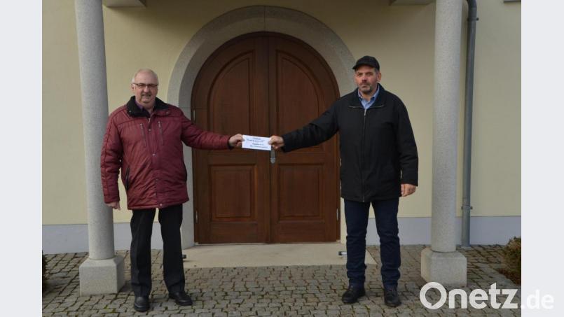 Die Mitglieder des Kapellenvereins Ober-Untertresenfeld mit Vorsitzendem Josef Fritsch (rechts) weiten ihren Blick weit über den eigenen Tellerrand hinaus und unterstützen dieses Jahr die Kinderkrebshilfe in der Region Oberpfalz Nord, die Vorsitzender Herbert Putzer (links) seit 16 Jahren erfolgreich für Familien mit krebs- und schwerstkranken Kindern führt. Bild: dob