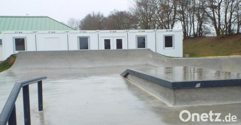 Unmittelbar hinter dem Skaterpark stehen die weißen Container für den Jugendtreff. Zwar noch ohne Innenleben, aber das soll sich ändern. Bild: e